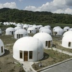 70 ngôi nhà độc và lạ này được xây dựng dựa trên ý tưởng: "Nhà trọ cho thế giới". Công trình độc đáo này dành cho người dân bị mất nhà sau trận động đất ở làng Sumberharjo (Indonesia) vào tháng 8/2007